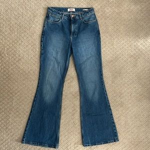Like new! Wrangler High Rise Flare jeans. Size 6/28